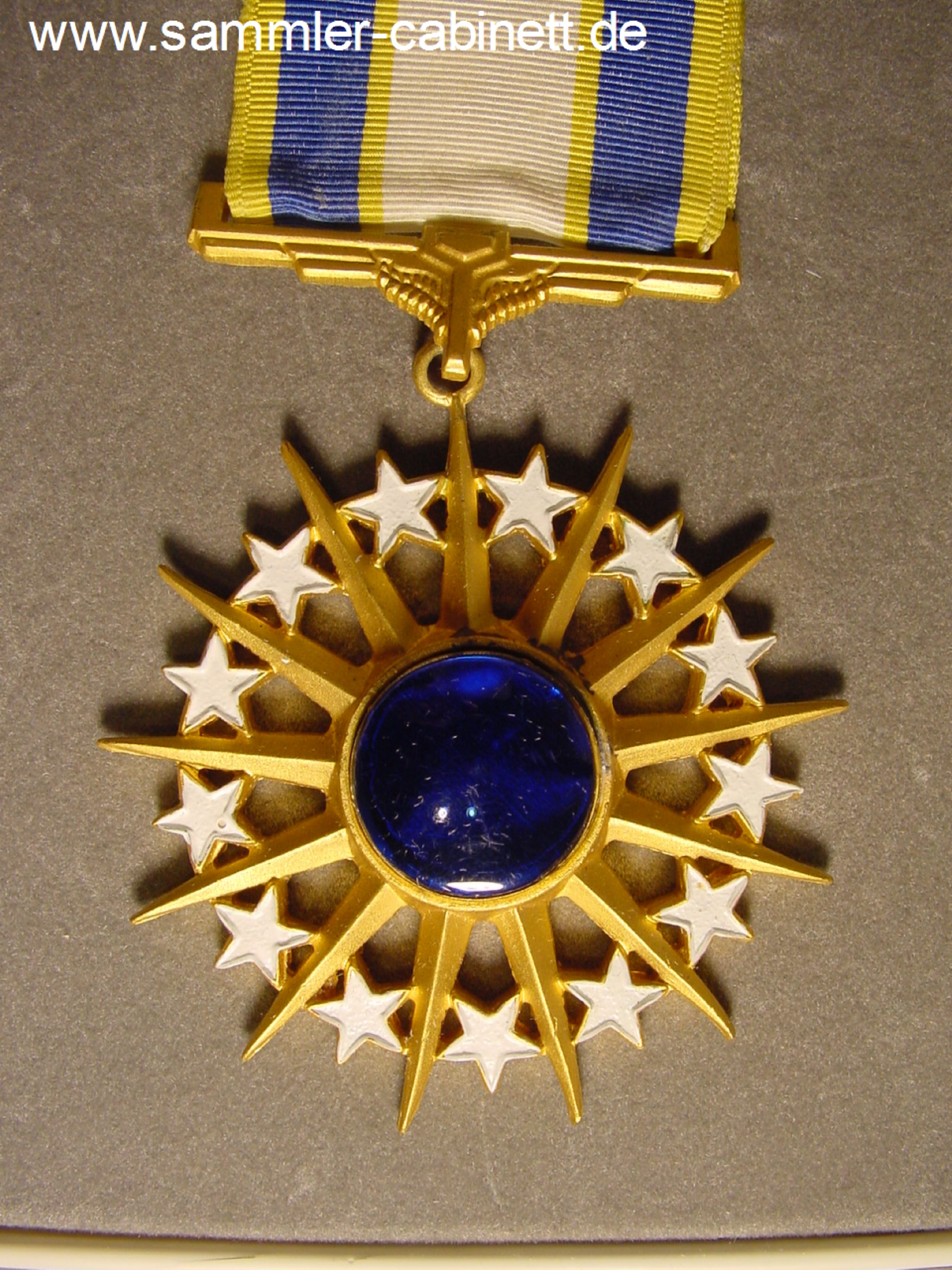 US -Air Force Distinguished Service medal - vergoldet,...